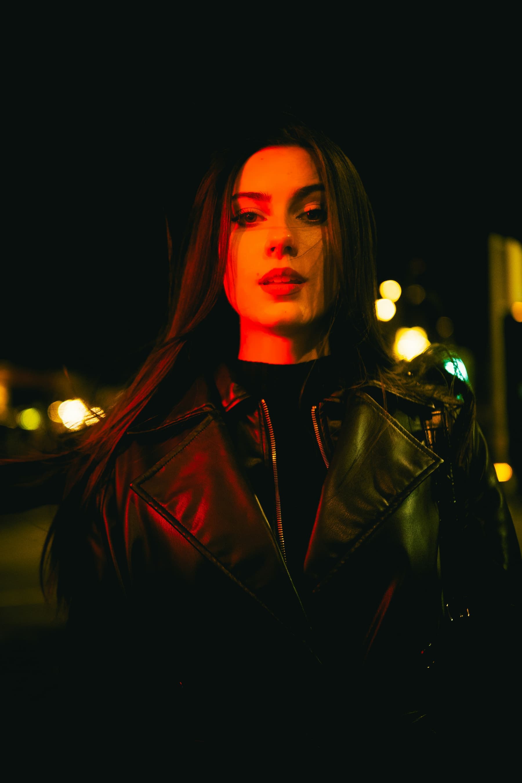 Modelo con chaqueta de cuero en la calle, de noche
