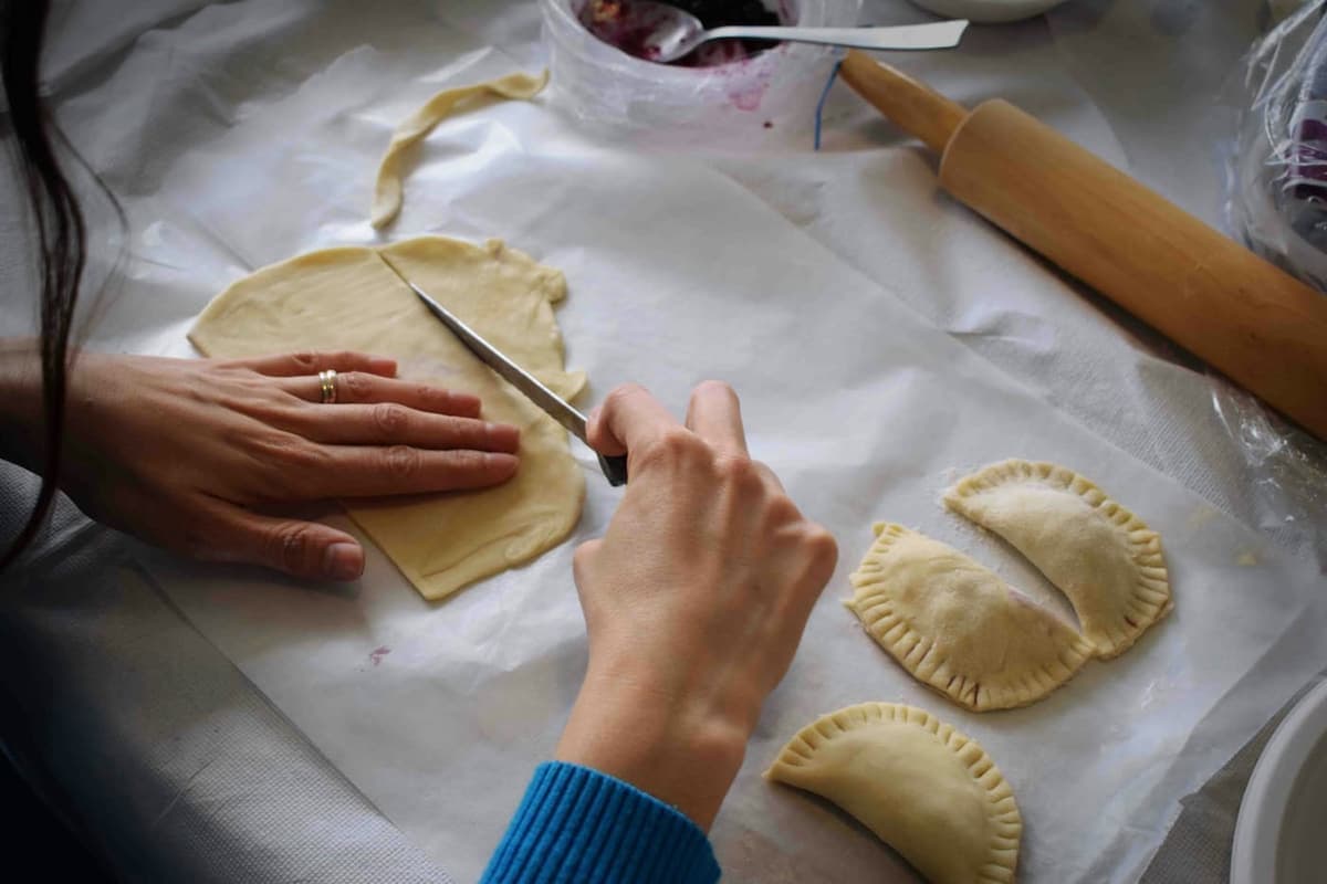 Empanadas armadas a mano sobre el mesón de la cocina