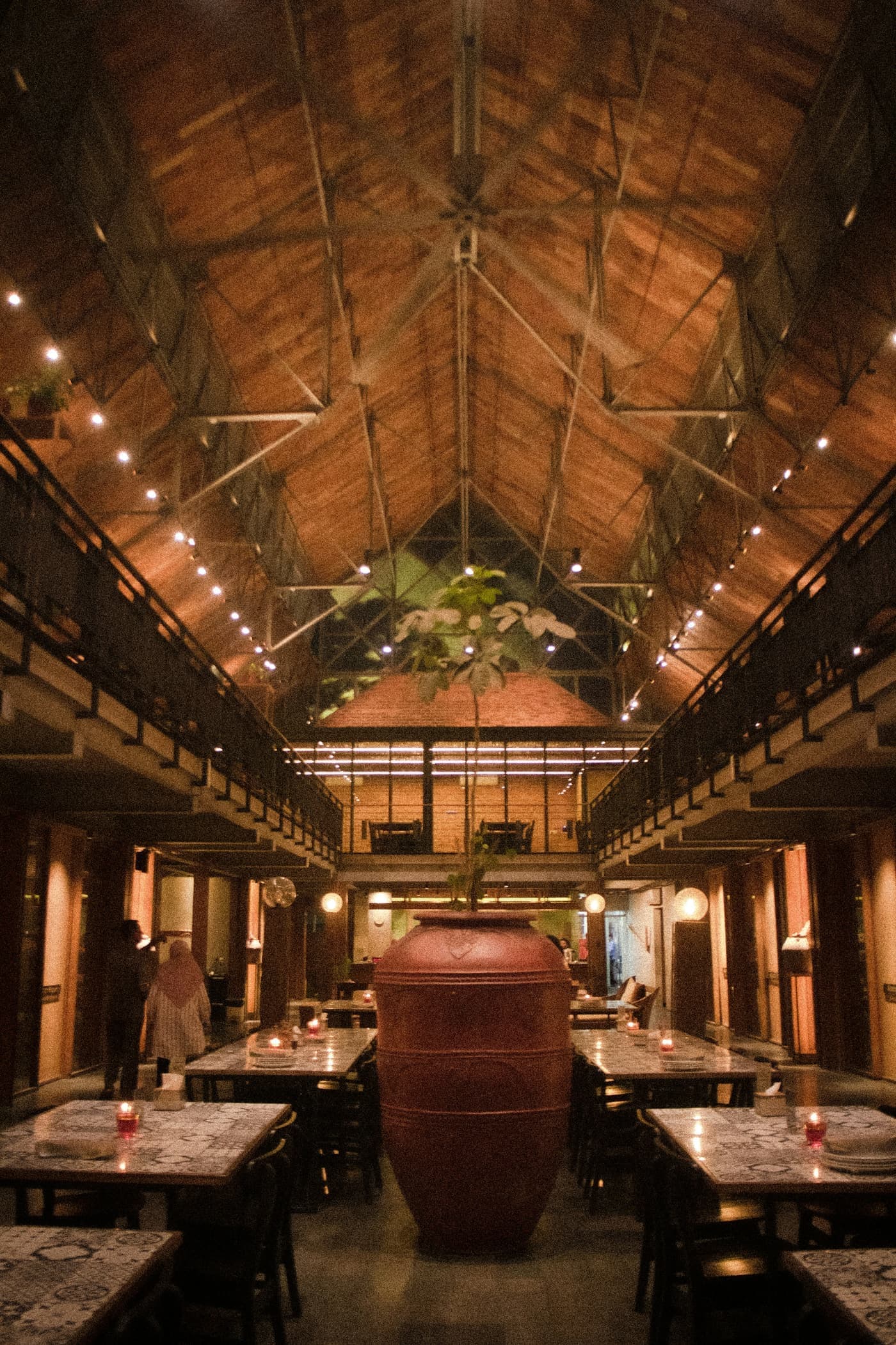 Salón del restaurante, con techo de vigas y mesas largas