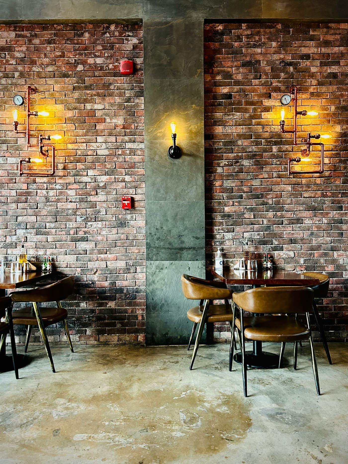 Comedor del restaurante, con muros de ladrillo y luz cálida